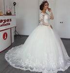 Bellissimo abito da sposa principessa con maniche lunghe scoperte e applicazioni in pizzo