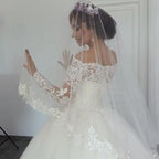 Bellissimo abito da sposa principessa con maniche lunghe scoperte e applicazioni in pizzo