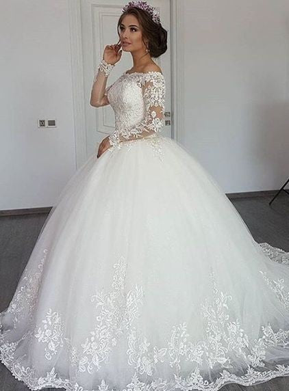 Bellissimo abito da sposa principessa con maniche lunghe scoperte e applicazioni in pizzo