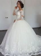 Bellissimo abito da sposa principessa con maniche lunghe scoperte e applicazioni in pizzo