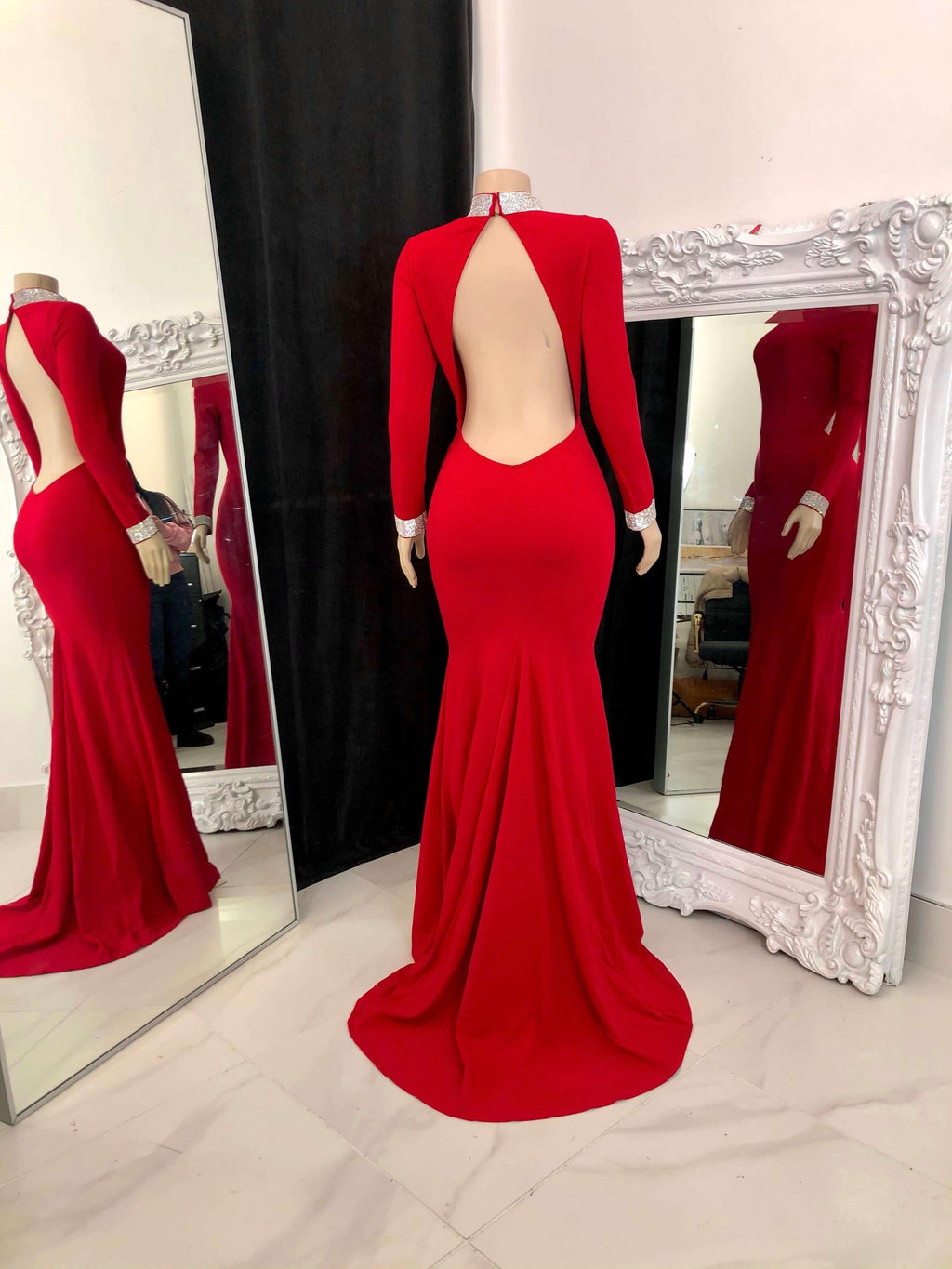 Belle robe de bal sirène à manches longues, dos nu et col montant