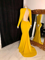 Belle robe de bal sirène à manches longues, dos nu et col montant