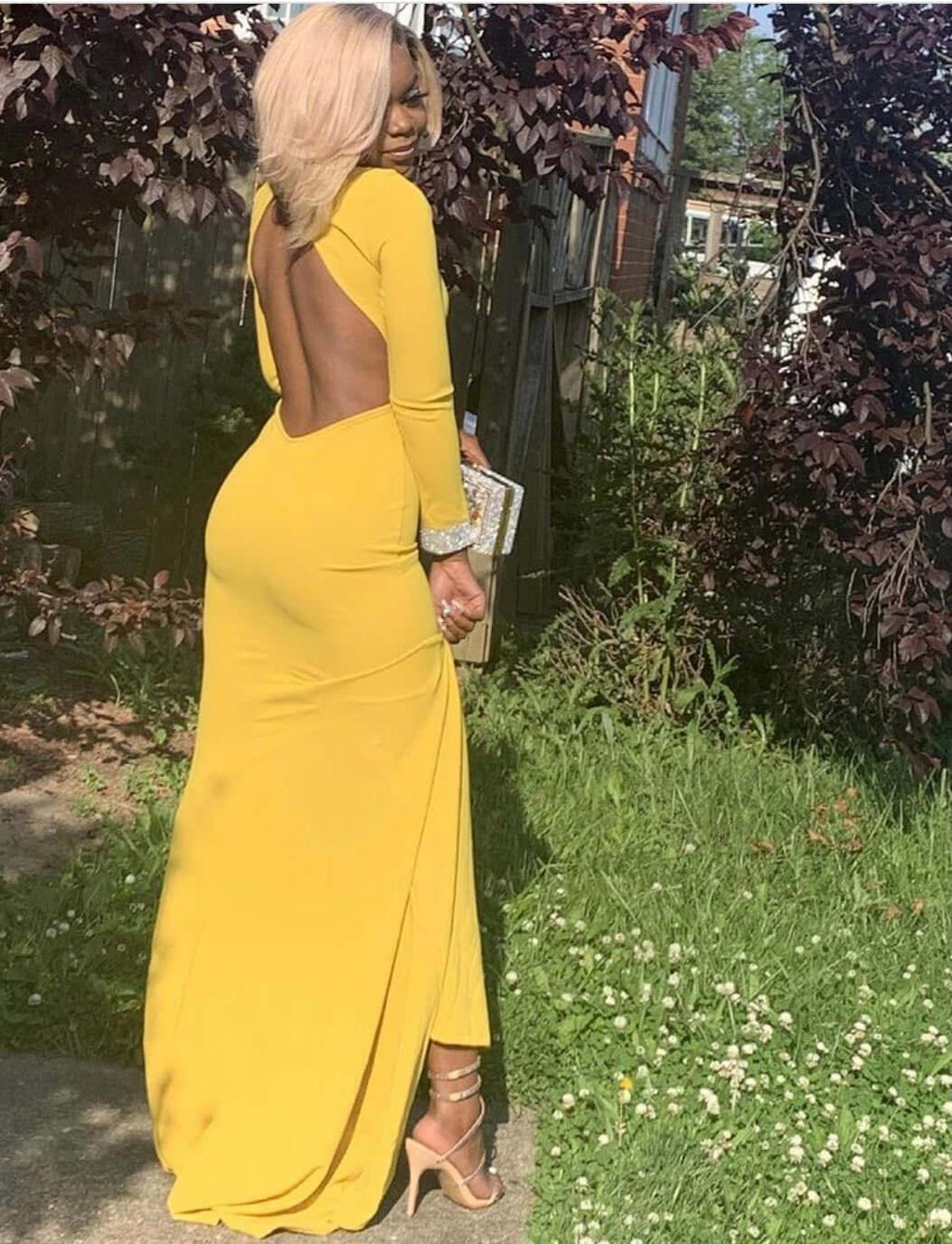 Belle robe de bal sirène à manches longues, dos nu et col montant
