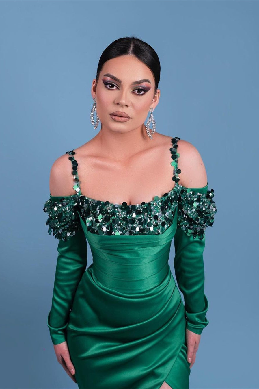 Bellissimi abiti da sera lunghi a sirena in raso verde con maniche lunghe e spaghetti