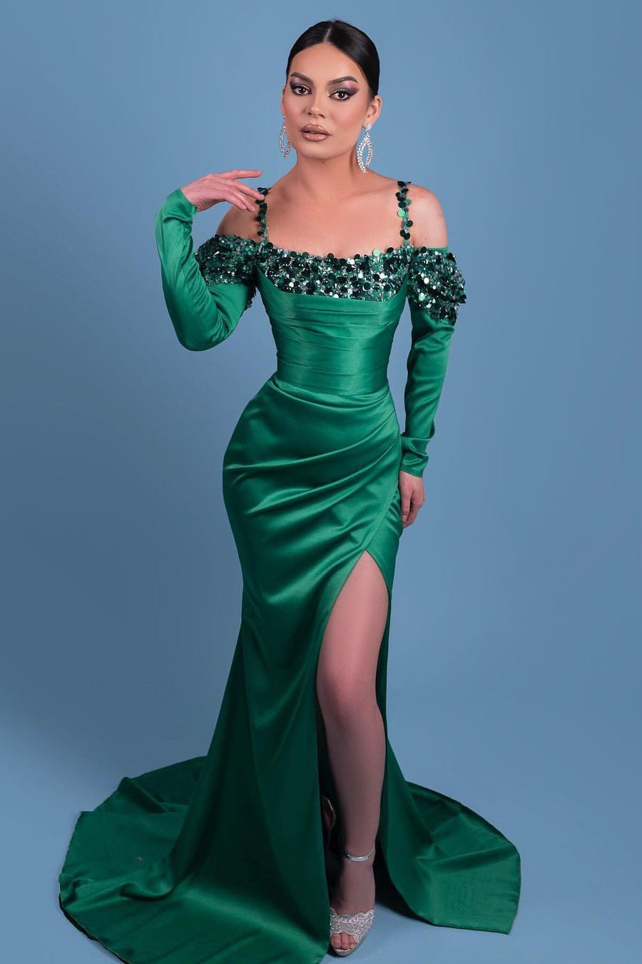 Bellissimi abiti da sera lunghi a sirena in raso verde con maniche lunghe e spaghetti