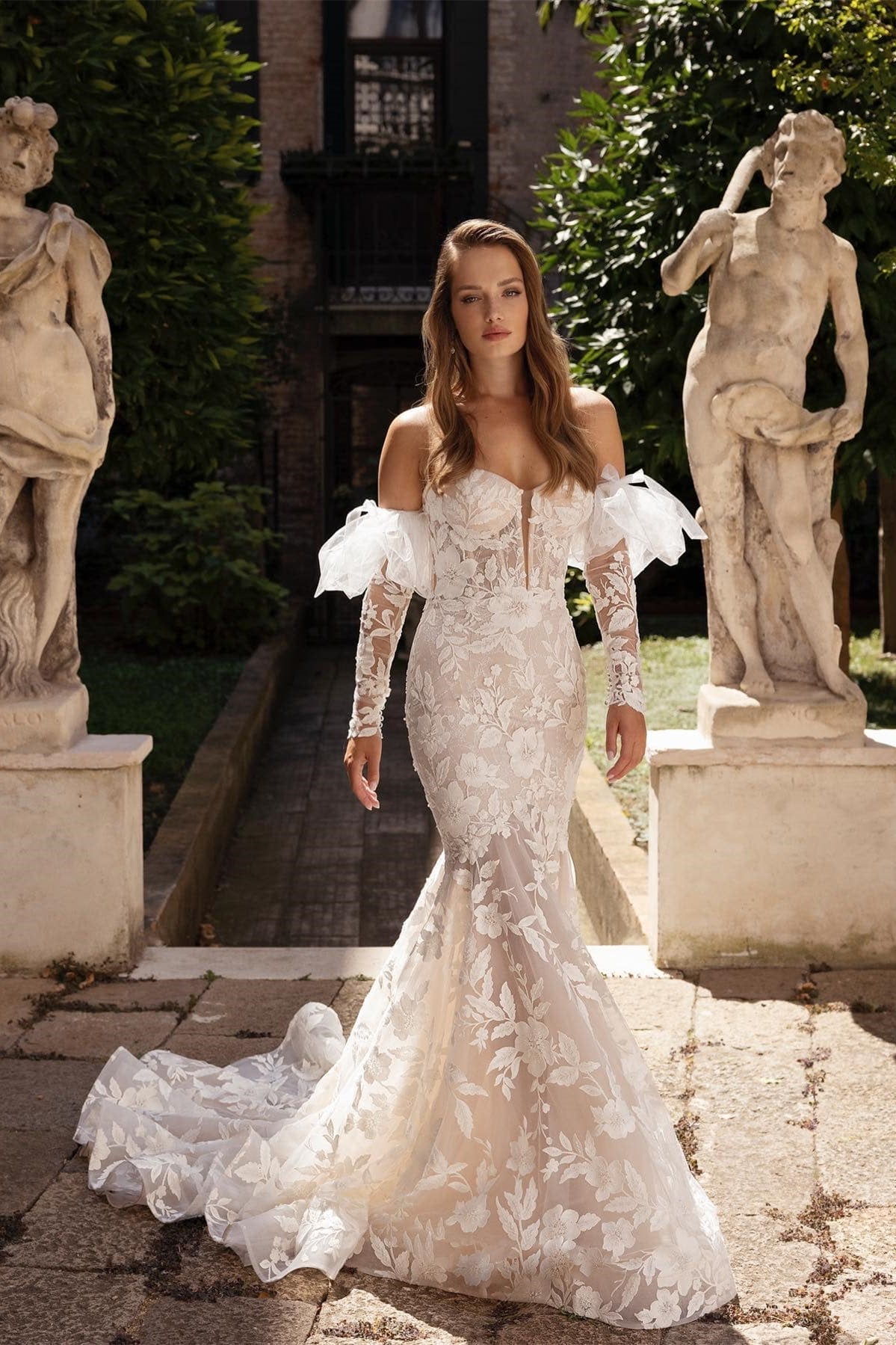 Bellissimi abiti da sposa lunghi a sirena in tulle senza spalline con ricami