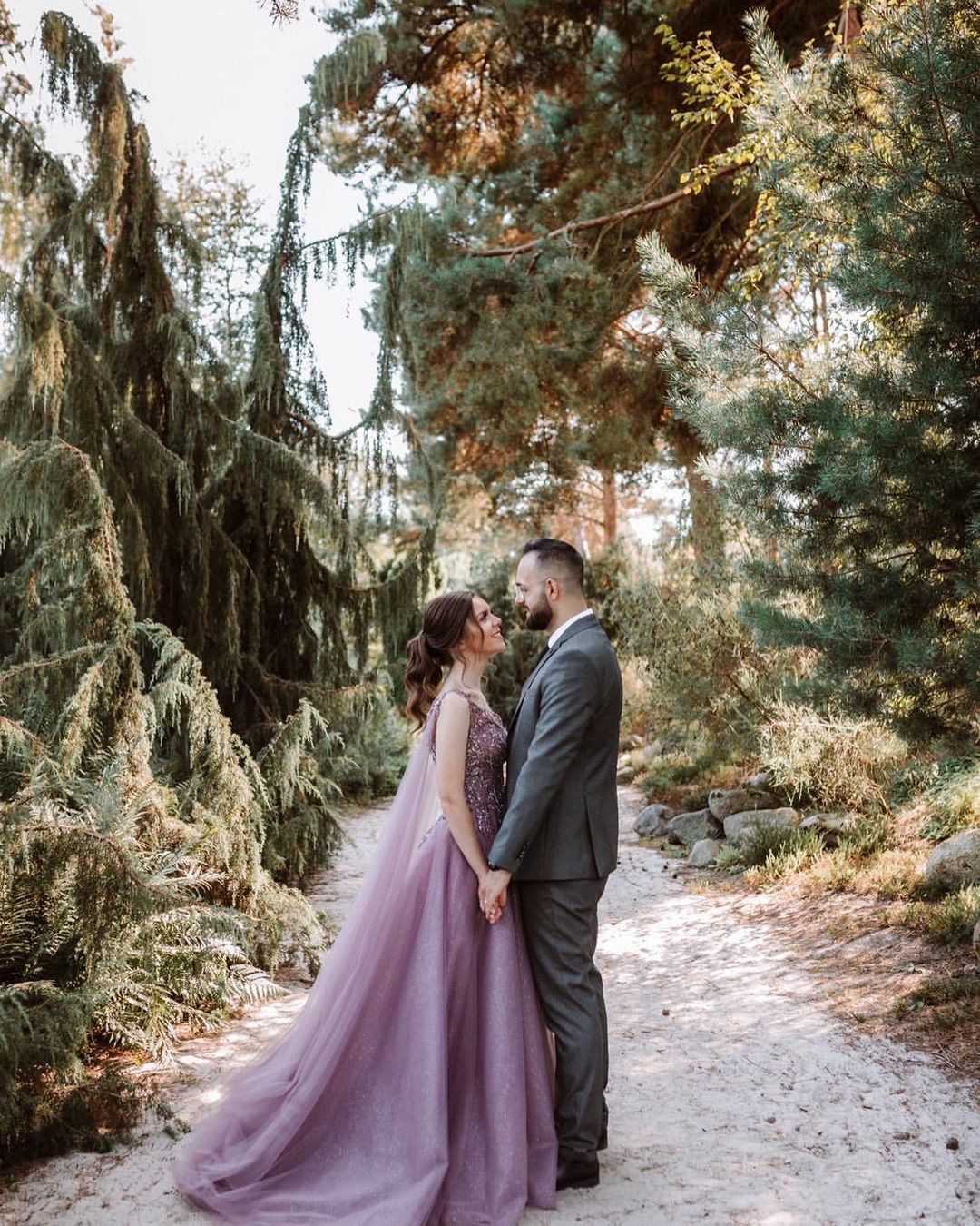 Hermoso vestido de fiesta largo de tul con escote en V y corte A