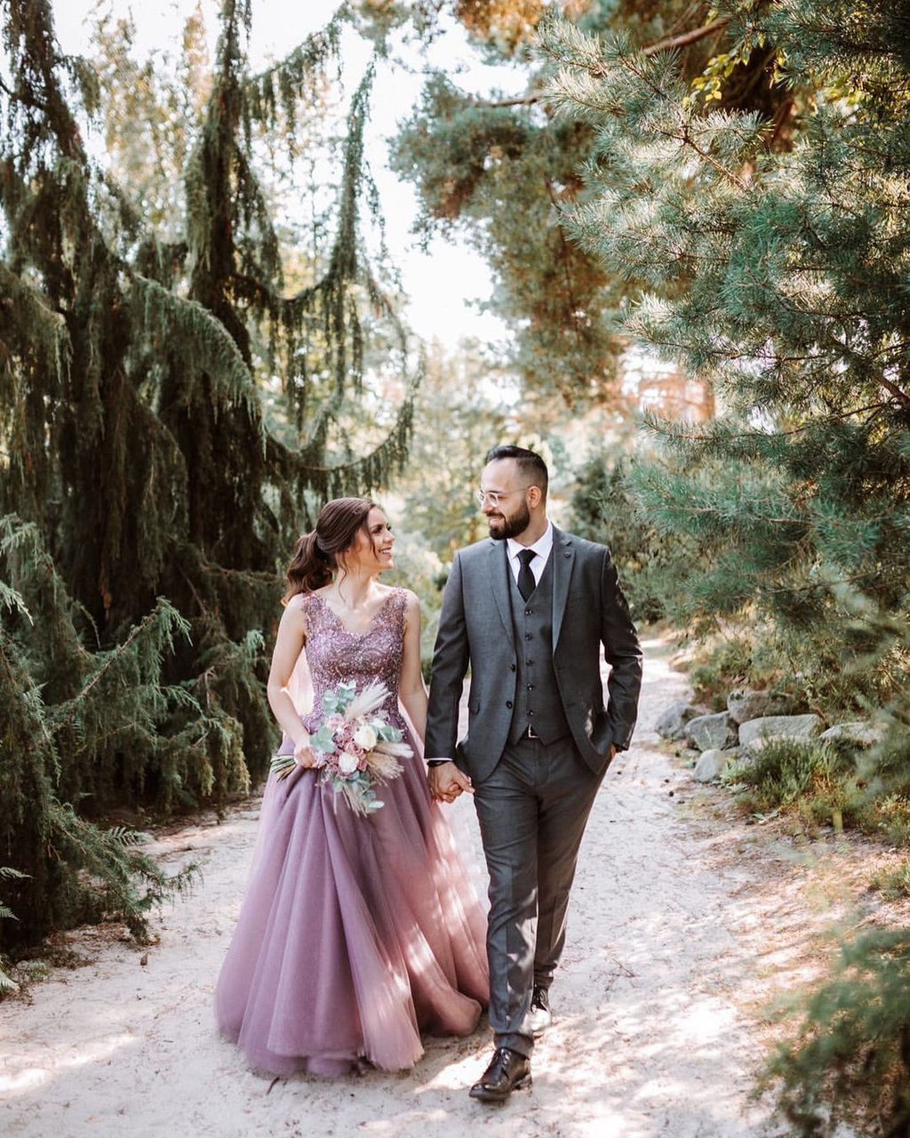 Bellissimo abito lungo da sera a linea ad A in tulle con scollo a V