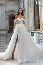 Bellissimo abito da sposa lungo bianco a linea ad A con spalle scoperte, pizzo floreale e spacco