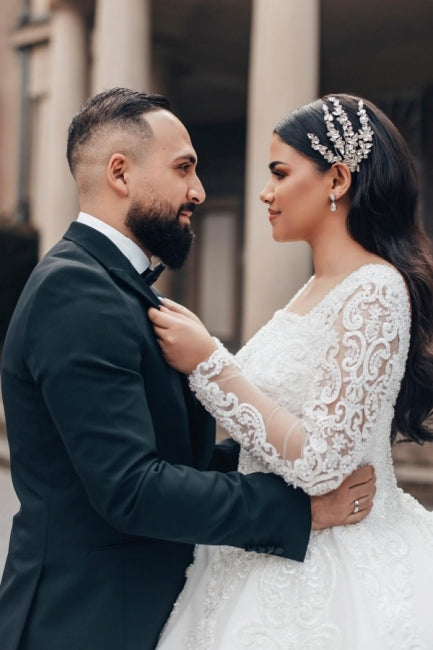 فستان زفاف أبيض طويل جميل بقصة على شكل حرف A وياقة مربعة ودانتيل بأكمام طويلة