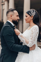 فستان زفاف أبيض طويل جميل بقصة على شكل حرف A وياقة مربعة ودانتيل بأكمام طويلة