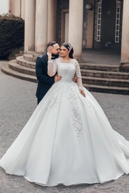 Lindo vestido de noiva longo branco com decote quadrado e renda e mangas compridas