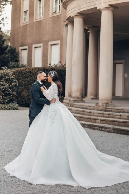 فستان زفاف أبيض طويل جميل بقصة على شكل حرف A وياقة مربعة ودانتيل بأكمام طويلة