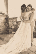 فستان زفاف أبيض طويل جميل بقصة على شكل حرف A وياقة على شكل V بدون أكمام مع دانتيل