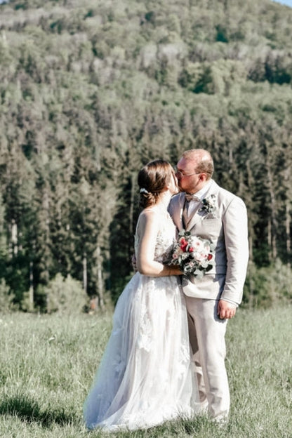 Hermoso vestido de novia largo blanco de corte A con escote en V, sin mangas y con encaje