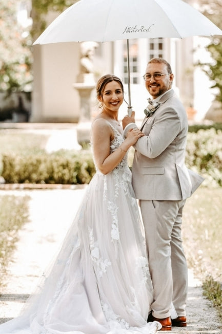 Lindo vestido de noiva longo branco com decote em V e sem mangas com renda