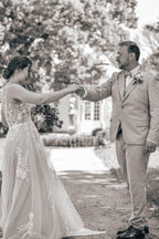 فستان زفاف أبيض طويل جميل بقصة على شكل حرف A وياقة على شكل V بدون أكمام مع دانتيل