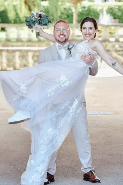 فستان زفاف أبيض طويل جميل بقصة على شكل حرف A وياقة على شكل V بدون أكمام مع دانتيل