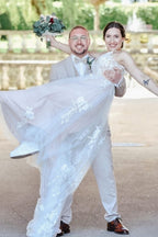 فستان زفاف أبيض طويل جميل بقصة على شكل حرف A وياقة على شكل V بدون أكمام مع دانتيل