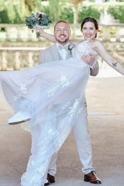 Hermoso vestido de novia largo blanco de corte A con escote en V, sin mangas y con encaje