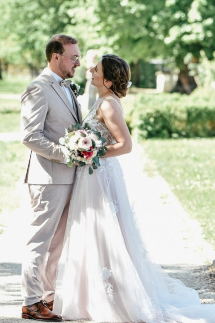 Hermoso vestido de novia largo blanco de corte A con escote en V, sin mangas y con encaje