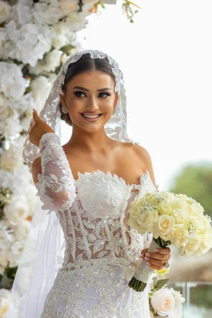 Hermoso vestido de novia largo blanco de sirena con hombros descubiertos, encaje brillante y mangas largas