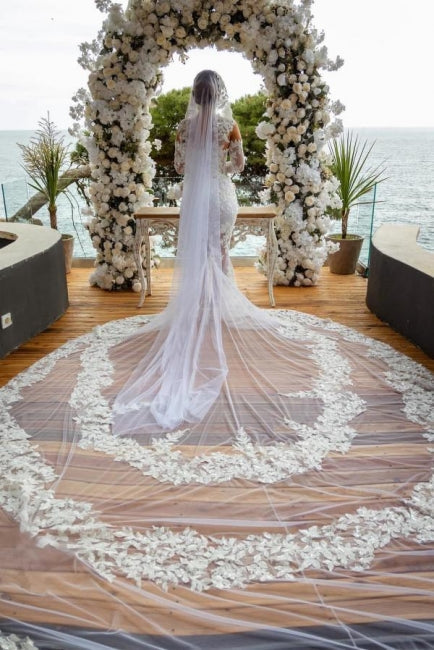Hermoso vestido de novia largo blanco de sirena con hombros descubiertos, encaje brillante y mangas largas