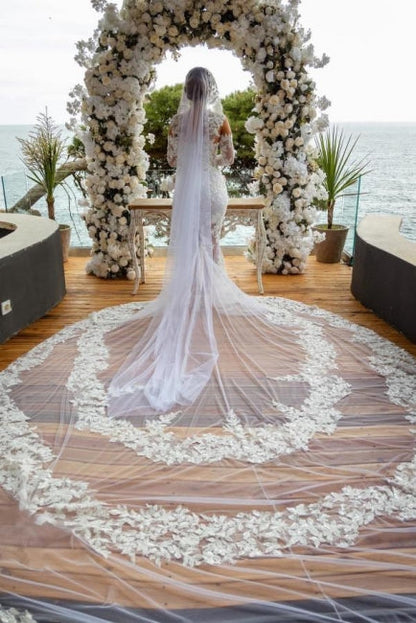 Hermoso vestido de novia largo blanco de sirena con hombros descubiertos, encaje brillante y mangas largas