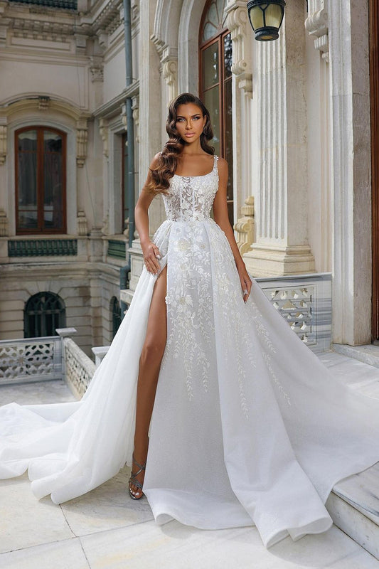 Hermoso vestido de novia largo de encaje blanco con tirantes finos, corte A, sin mangas y abertura