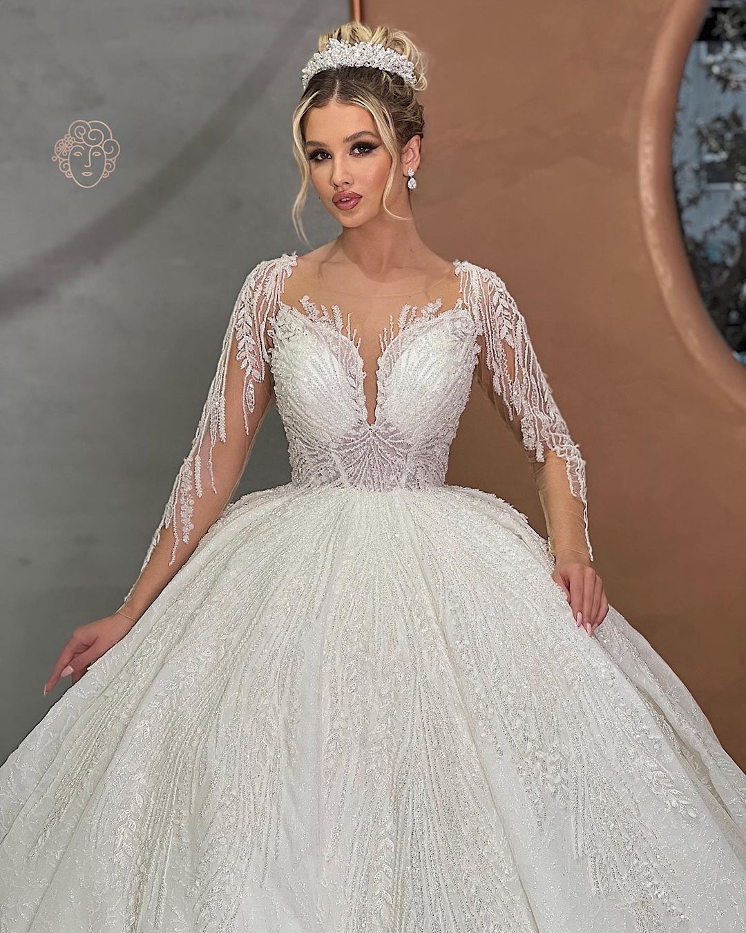 Belle robe de mariée longue blanche à corsage en cœur avec appliqué
