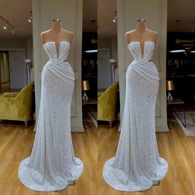 Bellissimo lungo abito da sera bianco a sirena senza maniche con scollo a V e paillettes