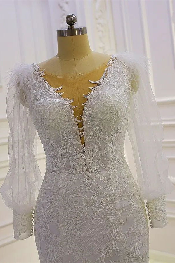 Hermoso vestido de novia de sirena con mangas largas y apliques de encaje y cola