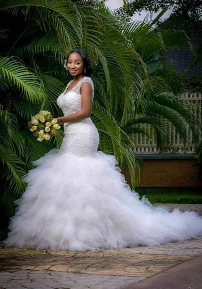 Belle robe de mariée sirène à col en V sans manches ornée de perles