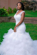 Belle robe de mariée sirène à col en V sans manches ornée de perles
