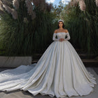 Hermoso vestido de novia blanco con hombros descubiertos, corte A, encaje y cuentas, con mangas largas