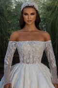 Hermoso vestido de novia blanco con hombros descubiertos, corte A, encaje y cuentas, con mangas largas