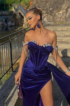 Bellissimo abito da sera sirena con spalle scoperte, paillettes e spacco frontale