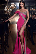 Bellissimo abito da sera sirena con paillettes e spalle scoperte, con spacco
