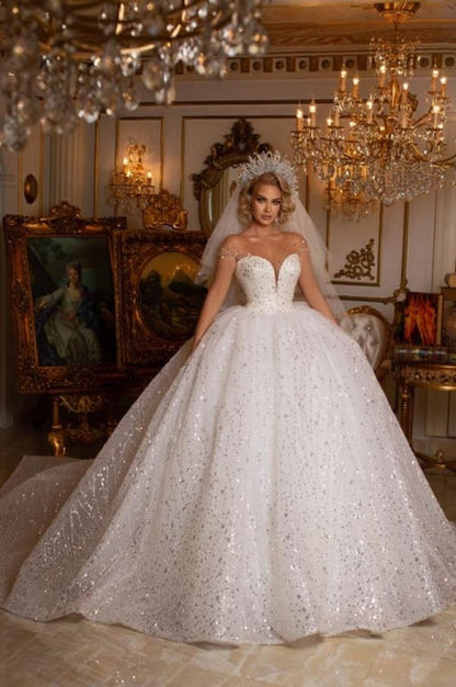 Hermoso vestido de novia sin mangas con escote en forma de corazón y hombros descubiertos con purpurina