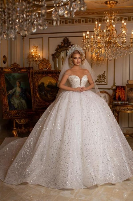Hermoso vestido de novia sin mangas con escote en forma de corazón y hombros descubiertos con purpurina