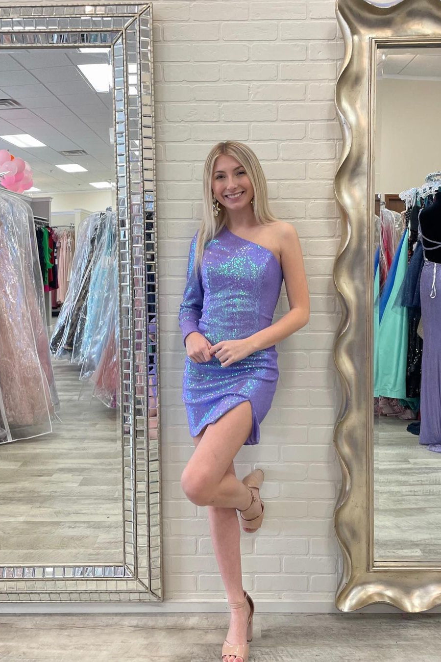 Hermoso vestido de fiesta con lentejuelas y manga larga con un solo hombro