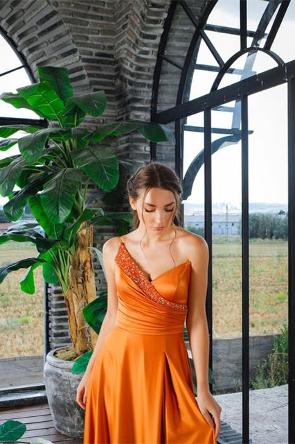 Belle robe de bal asymétrique sans manches en ligne A ornée de paillettes avec fente