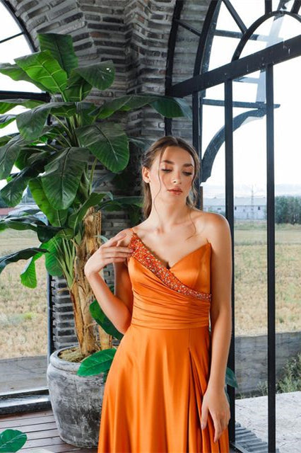 Belle robe de bal asymétrique sans manches en ligne A ornée de paillettes avec fente
