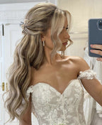 Belle robe de mariée princesse à encolure bardot, coupe évasée, ornée d'appliques, avec traîne
