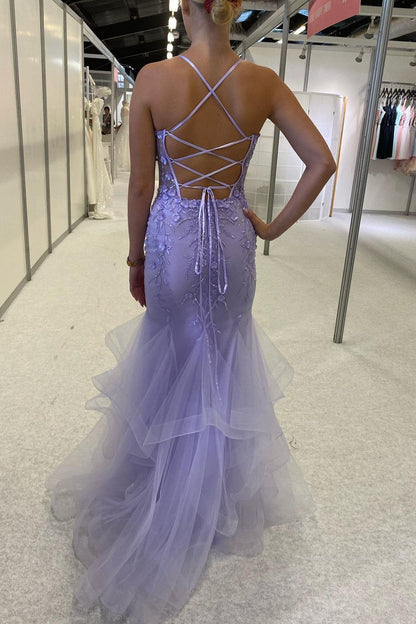 Hermoso vestido de fiesta morado con tirantes finos, encaje, sin mangas y abertura