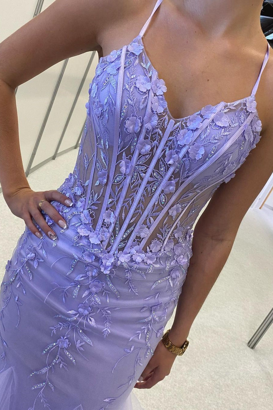 Bellissimo abito da sera viola con spalline sottili, pizzo, senza maniche e con spacco