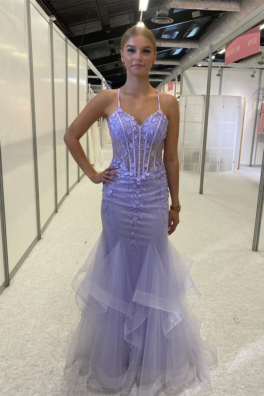Bellissimo abito da sera viola con spalline sottili, pizzo, senza maniche e con spacco