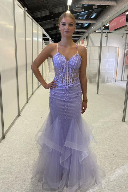 Hermoso vestido de fiesta morado con tirantes finos, encaje, sin mangas y abertura