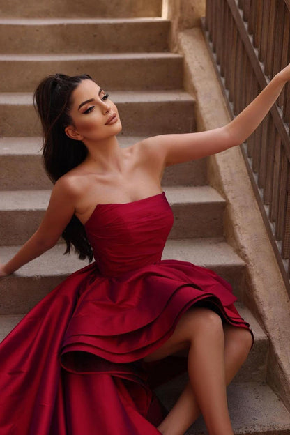 Hermoso vestido de fiesta rojo de corte A sin mangas con volantes y cola