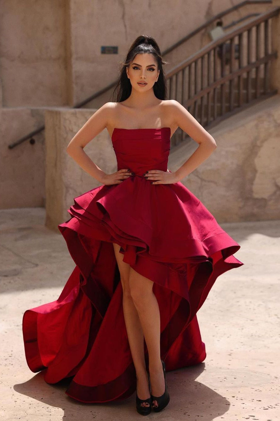Hermoso vestido de fiesta rojo de corte A sin mangas con volantes y cola